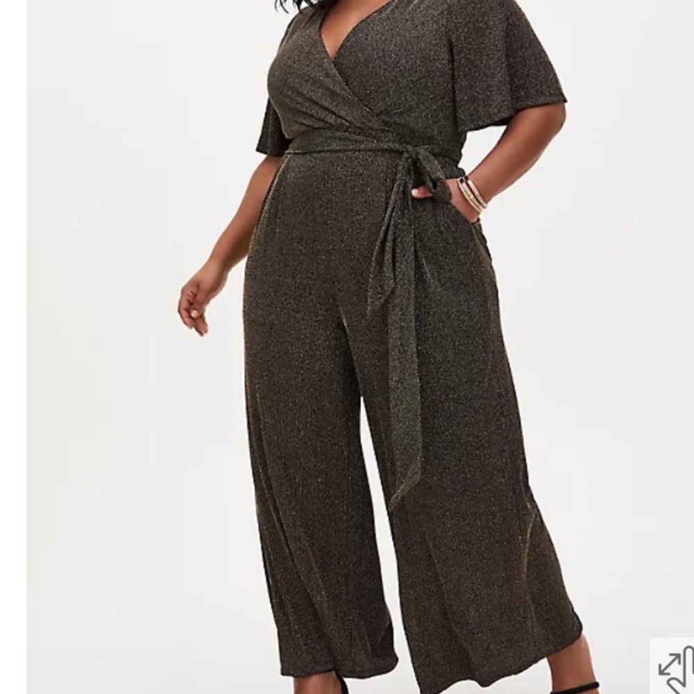 TORRID: BLACK & GOLD SHIMMER STRIPE SURPLICE JUMPSUIT. Size 2 W/ POCKETS! NWT